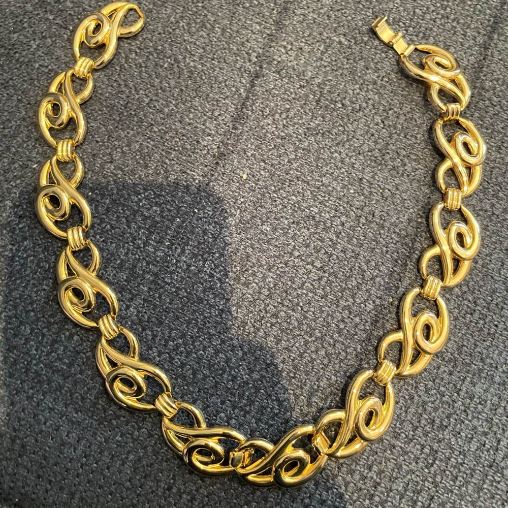 Gold chunky necklace with clasp